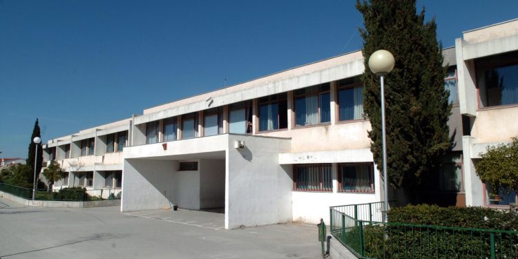 Slobodna Dalmacija – Napokon izabran izvođač radova za dugoočekivanu dvoranu na Sućidru. Evo kada će mališani konačno uživati u njoj