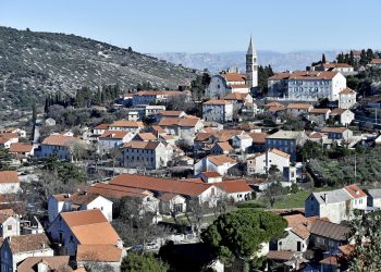 Slobodna Dalmacija – Pogledajte kako je lukavi Bračanin ‘omastio brk’ spretnom krađom iz kuće u Nerežišću. Nema što nije otuđio u svom pohodu