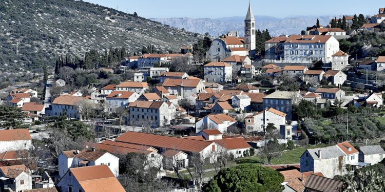 Slobodna Dalmacija – Pogledajte kako je lukavi Bračanin ‘omastio brk’ spretnom krađom iz kuće u Nerežišću. Nema što nije otuđio u svom pohodu