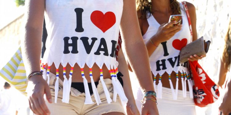 Slobodna Dalmacija – Norvežanin šokiran cijenama na Hvaru: ‘Nevjerojatno skupo!’; Ostali mu dali za pravo: ‘Nova Italija, ne vraćam se…’