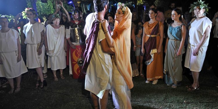 Slobodna Dalmacija – U Saloni se priređuje tradicionalno antičko vjenčanje u prekasnom ambijentu. Posjetitelje čeka i besplatno razgledavanje