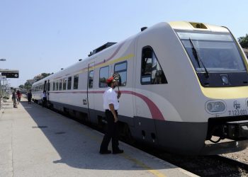Slobodna Dalmacija – Ultraši prepunili vlak za Zagreb, dobar dio njih pokušao se švercati. U Kaštela je brzo stigla policija…