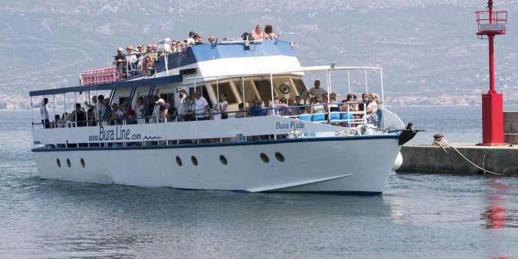 Slobodna Dalmacija – Drama u Slatinama na Čiovu! Noćas planuo poznati brod koji plovi na relaciji Split