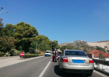 Slobodna Dalmacija – Opasnost na magistrali: Vučete se iza skutera ‘pet na sat’? Zakon kaže da im to nije zabranjeno, ali ovo jest!