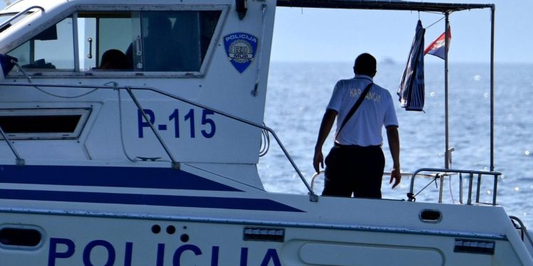 Slobodna Dalmacija – Policija otkrila detalje užasa kod Hvara: Muškarac nakon sudara upao u more, preko noge mu je prešao gliser…