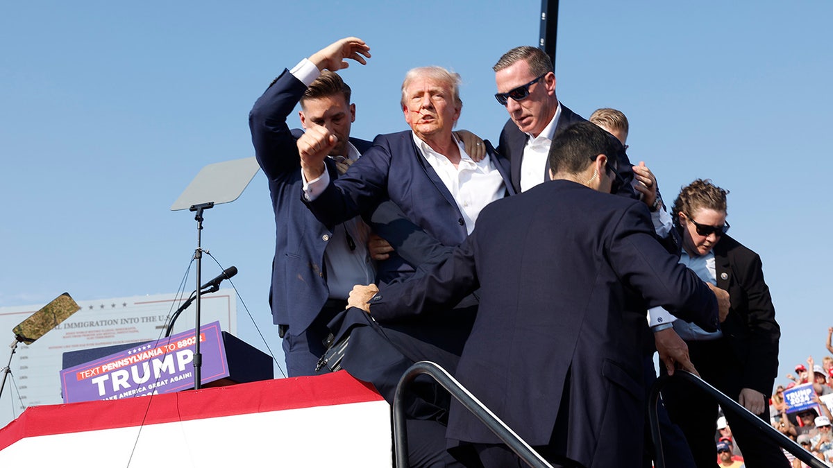 Republikanski predsjednički kandidat bivši predsjednik Donald Trump hitno je izbačen s pozornice
