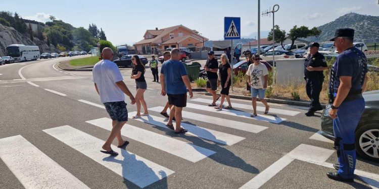 Mirni prosvjed na magistrali kod Čeveljuše: Građani negoduju zbog mogućeg puštanja na slobodu Albanke koja je skrivila prometnu nesreću na Ratcu