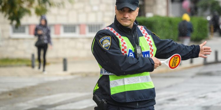 Slobodna Dalmacija – Policija sinoć uhvatila Kaštelanina koji je vozio ‘pijan k’o letva’, a u prekršajima ga je nadmašila jedna Splićanka