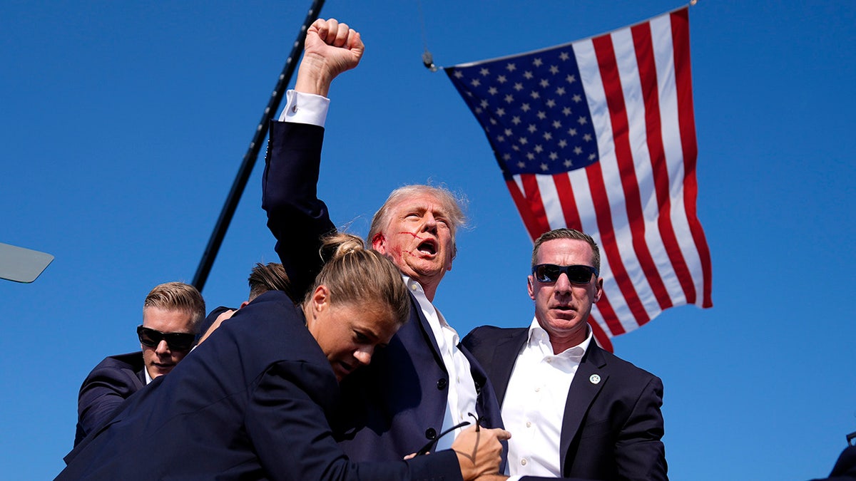 Donald Trump okružen je agentima američke tajne službe na predizbornom skupu,