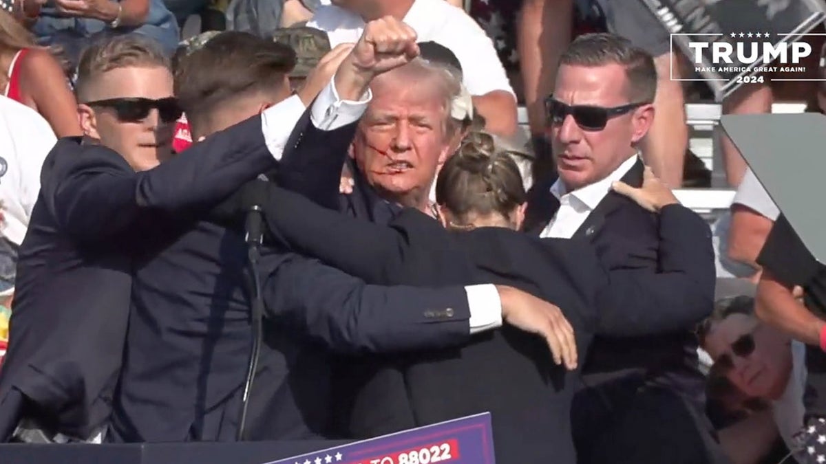 Trump udara šakom na skupu u Pennsylvaniji