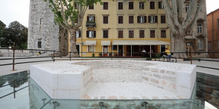 Je li moguće da u 21. stoljeću liječnik u Zadru radi u ordinaciji bez klima uređaja?!” Ravnateljica Bek: “Za desetak dana kreće rekonstrukcija