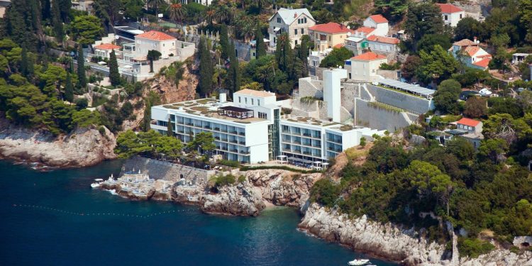 Slobodna Dalmacija – Raspitali smo se što je s Dubrovčaninom koji se u moru zadovoljavao pred djecom, a potom majku udario šakom u glavu