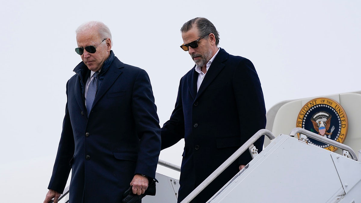 Hunter Biden izlazi iz aviona s predsjednikom