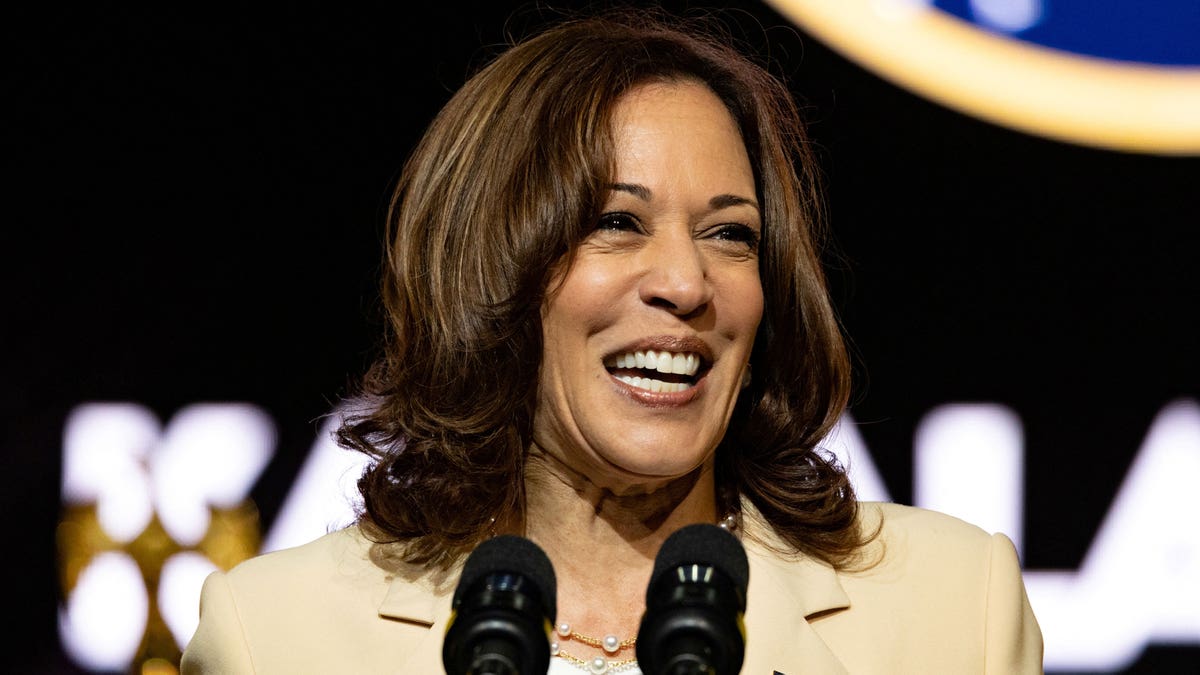 Potpredsjednica Kamala Harris se smiješi