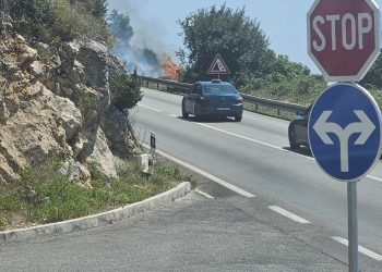 Planula trava kod skretanja za Bosanku, vatrogasci brzo djelovali: Opreza nikad dosta…