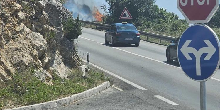 Planula trava kod skretanja za Bosanku, vatrogasci brzo djelovali: Opreza nikad dosta…