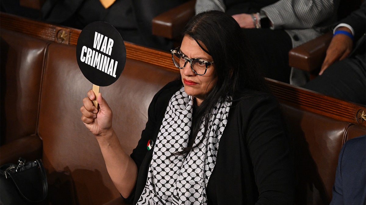 Rashida Tlaib drži znak na kojem piše "Ratni Zločinac"