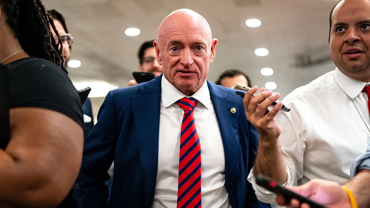 Mark Kelly hoda usred novinarske gomile