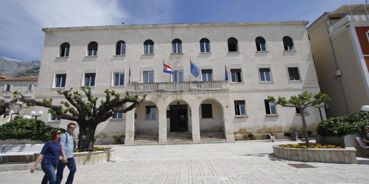 Slobodna Dalmacija – Makarska u šoku, otkaze daju i ljudi iz Grada, uspješna ravnateljica i omiljeni komunalac: ‘Nije zbog plaće, evo zašto’