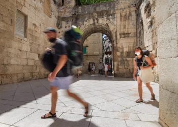 Slobodna Dalmacija – Slovenac šokiran divljaštvom u centru Splita: ‘Razbijači iz muzeja su mi nanijeli 2000 eura štete, bilo im je zabavno!’