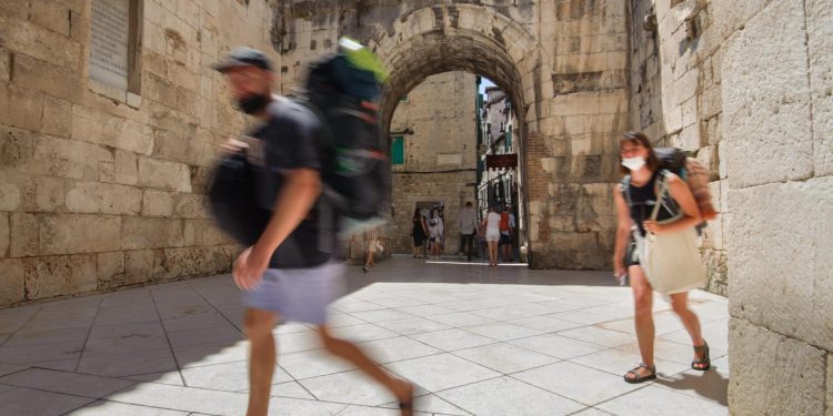 Slobodna Dalmacija – Slovenac šokiran divljaštvom u centru Splita: ‘Razbijači iz muzeja su mi nanijeli 2000 eura štete, bilo im je zabavno!’