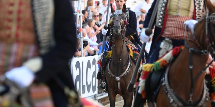 Slobodna Dalmacija – Zabrinutost u Sinju: alkari imaju 27 konja, ‘na knap’ za održavanje Alke. Svi mole Gospu Sinjsku da ostanu zdravi…