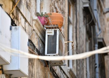 Prvo su se posvađali, a nakon toga mu je sjekirom razbio klima uređaj: ‘Osumnjičeni 67-godišnjak predan je pritvorskom nadzorniku’