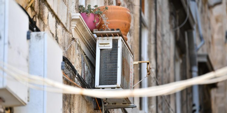 Prvo su se posvađali, a nakon toga mu je sjekirom razbio klima uređaj: ‘Osumnjičeni 67-godišnjak predan je pritvorskom nadzorniku’