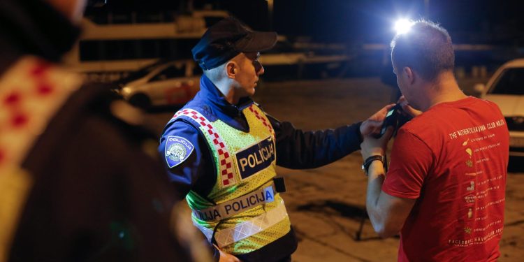 Slobodna Dalmacija – Splitska policija noćas uhitila vozača punog promila, vozio je po Bačvicama u vidno alkoholiziranom stanju