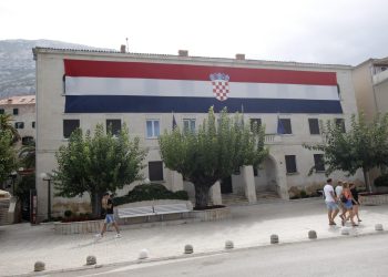 Slobodna Dalmacija – Što im se dogodilo?! Zaposlenici gradske uprave u Makarskoj odbili veliko povećanje plaća, uzrok skriven u jednom uvjetu