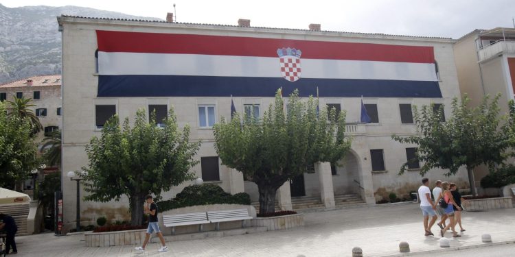 Slobodna Dalmacija – Što im se dogodilo?! Zaposlenici gradske uprave u Makarskoj odbili veliko povećanje plaća, uzrok skriven u jednom uvjetu