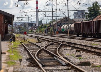 Slobodna Dalmacija – Toliko je vruće da su se u Zagori iskrivile tračnice na željezničkoj pruzi! Djelatnici HŽ-a odmah su izašli na teren…