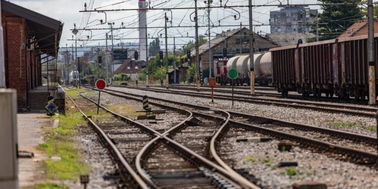 Slobodna Dalmacija – Toliko je vruće da su se u Zagori iskrivile tračnice na željezničkoj pruzi! Djelatnici HŽ-a odmah su izašli na teren…