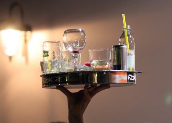 Na polutoku dosta konobara radi na crno. “Imam plaću 600 eura plus 300 na ruke”. Koliko se zaradi od manče? Koji su bolji: domaći ili strani?