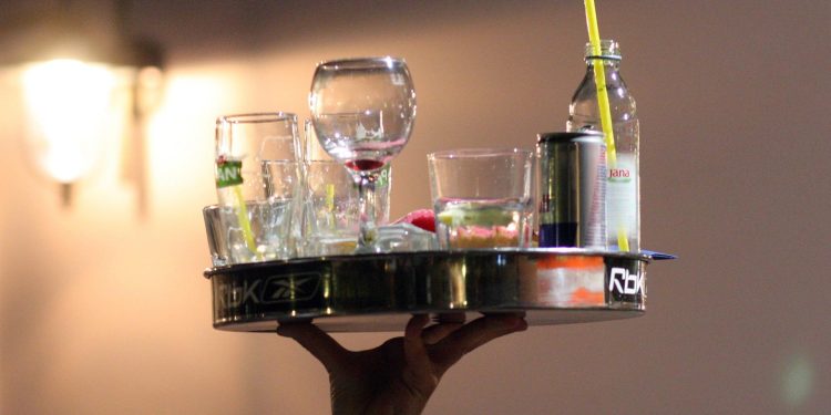 Na polutoku dosta konobara radi na crno. “Imam plaću 600 eura plus 300 na ruke”. Koliko se zaradi od manče? Koji su bolji: domaći ili strani?