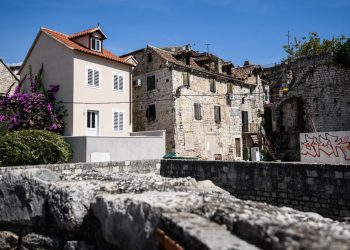 Slobodna Dalmacija – A njima je dozvoljeno? Stranci u srcu stare gradske jezgre postavili ilegalan štand: ‘Važno da su domaći svit potirali!’