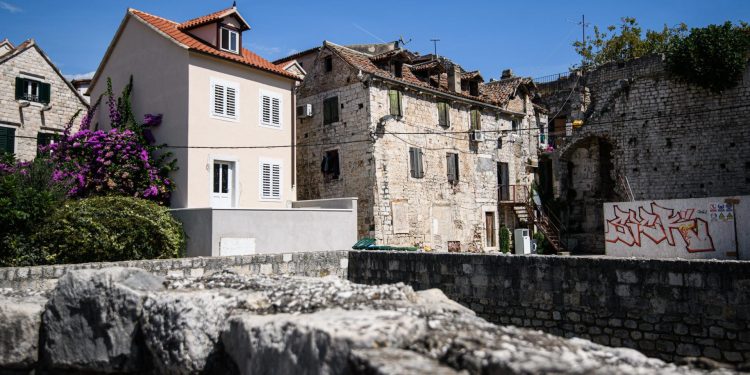 Slobodna Dalmacija – A njima je dozvoljeno? Stranci u srcu stare gradske jezgre postavili ilegalan štand: ‘Važno da su domaći svit potirali!’