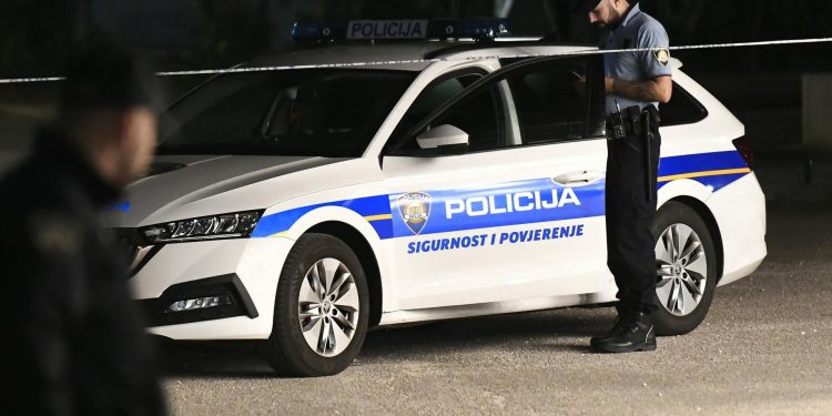 Slobodna Dalmacija – Krvavi sukob dvojice muškaraca u okolici Splita; sve je započelo svađom, a onda je jedan otišao u kafić po nož…