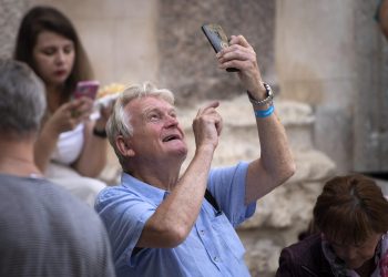 Slobodna Dalmacija – Iznajmljivači iz okolice Splita tjednima lude: ‘Uništili su nam stari kabel, nemamo interneta…’ HT: ‘Još radimo…’