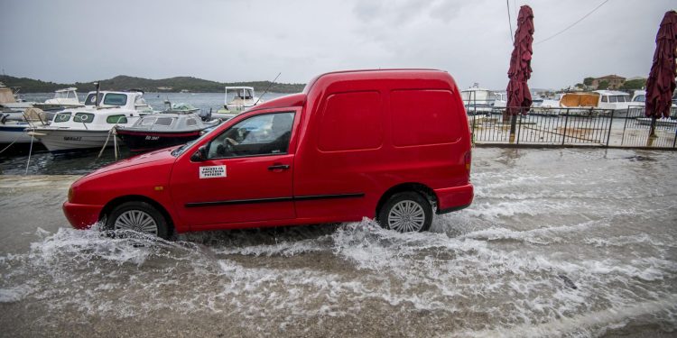 Kiša, tuča, grmljavina, a temperatura za duge rukave: Na današnji dan prije 13 godina Šibenik je pogodilo nezapamćeno nevrijeme
