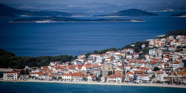 Samo pukom srećom izbjegnuta tragedija! U vožnji kamenovan automobil čeških turista