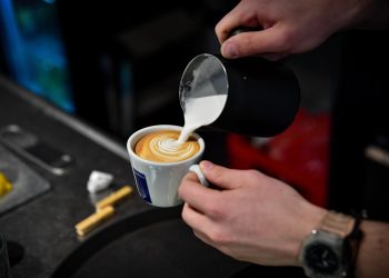 Slobodna Dalmacija – Poznati splitski kafić u velikim problemima: upali im policajci, pa ih ‘zapečatila‘ i Banovina, otkrivamo detalje kazne