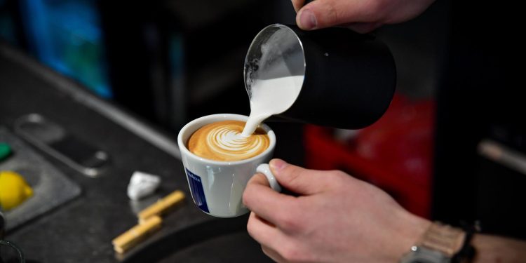 Slobodna Dalmacija – Poznati splitski kafić u velikim problemima: upali im policajci, pa ih ‘zapečatila‘ i Banovina, otkrivamo detalje kazne