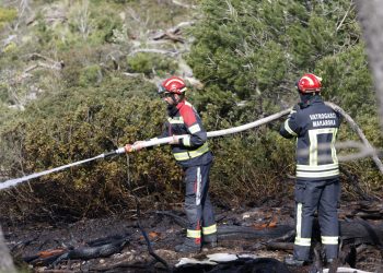 Slobodna Dalmacija – Ugašen požar u Podgori: ‘U jednom trenutku plamen se približio na samo metar od kuće s apartmanima za turiste…’