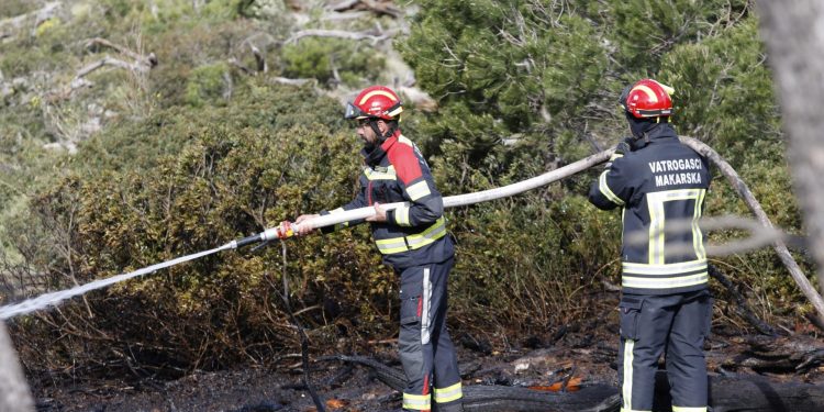 Slobodna Dalmacija – Ugašen požar u Podgori: ‘U jednom trenutku plamen se približio na samo metar od kuće s apartmanima za turiste…’