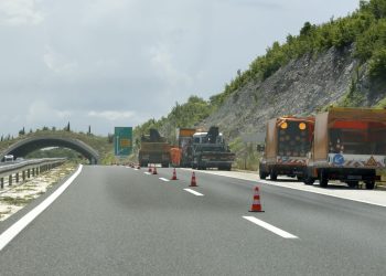 Teška prometna nesreća na autocesti u smjeru čvorišta Benkovac: tegljač s prikolicom zabio se u češko vozilo, na njih naletjelo još jedno auto…