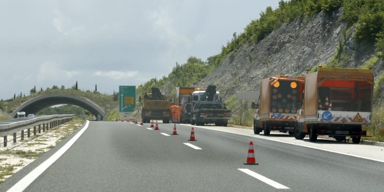Teška prometna nesreća na autocesti u smjeru čvorišta Benkovac: tegljač s prikolicom zabio se u češko vozilo, na njih naletjelo još jedno auto…