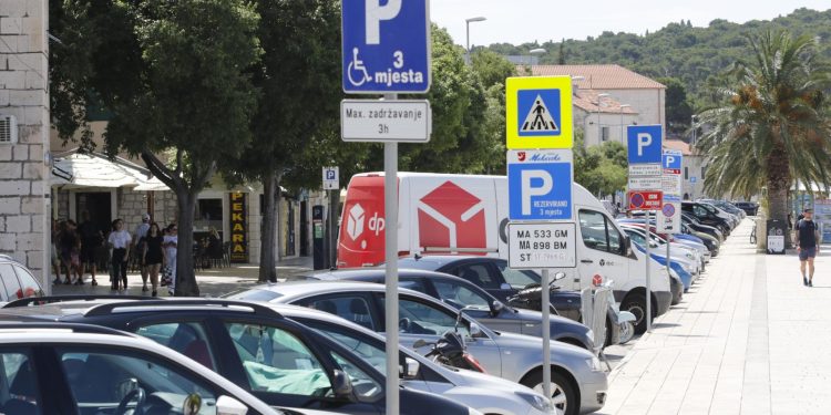 Slobodna Dalmacija – Makarska ostala bez naplate 50 parkirnih mjesta, dio je ‘pojeo’ i panoramski kotač, iz Grada tvrde: ‘Sve je riješeno’