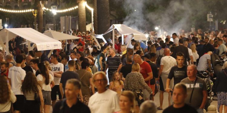 Slobodna Dalmacija – Na makarskoj rivi počinju ribarske večeri, prva je na programu ovoga ponedjeljka, bit će atrakcija, birat će se i Miss