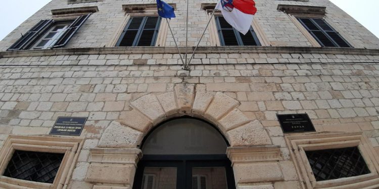 Županija i ove godine isplaćuje jednokratne novčane pomoći obiteljima s četvero i više djece, evo što treba ispuniti